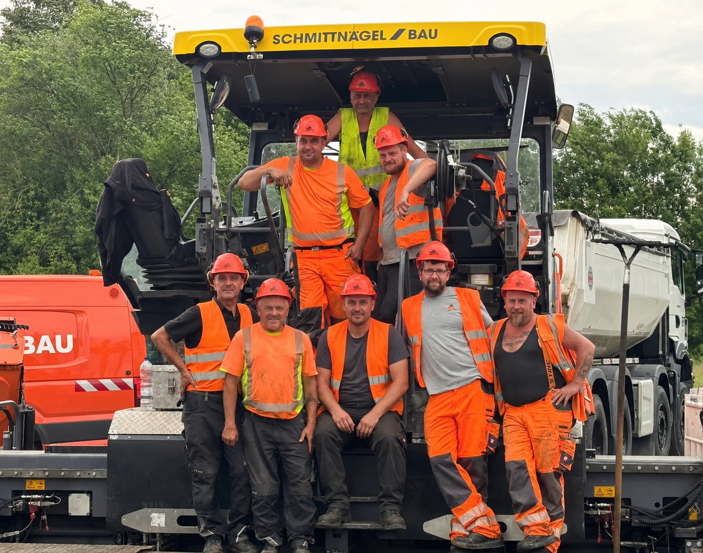Das Team von Schmittnägel Bau auf dem Asphaltfertiger