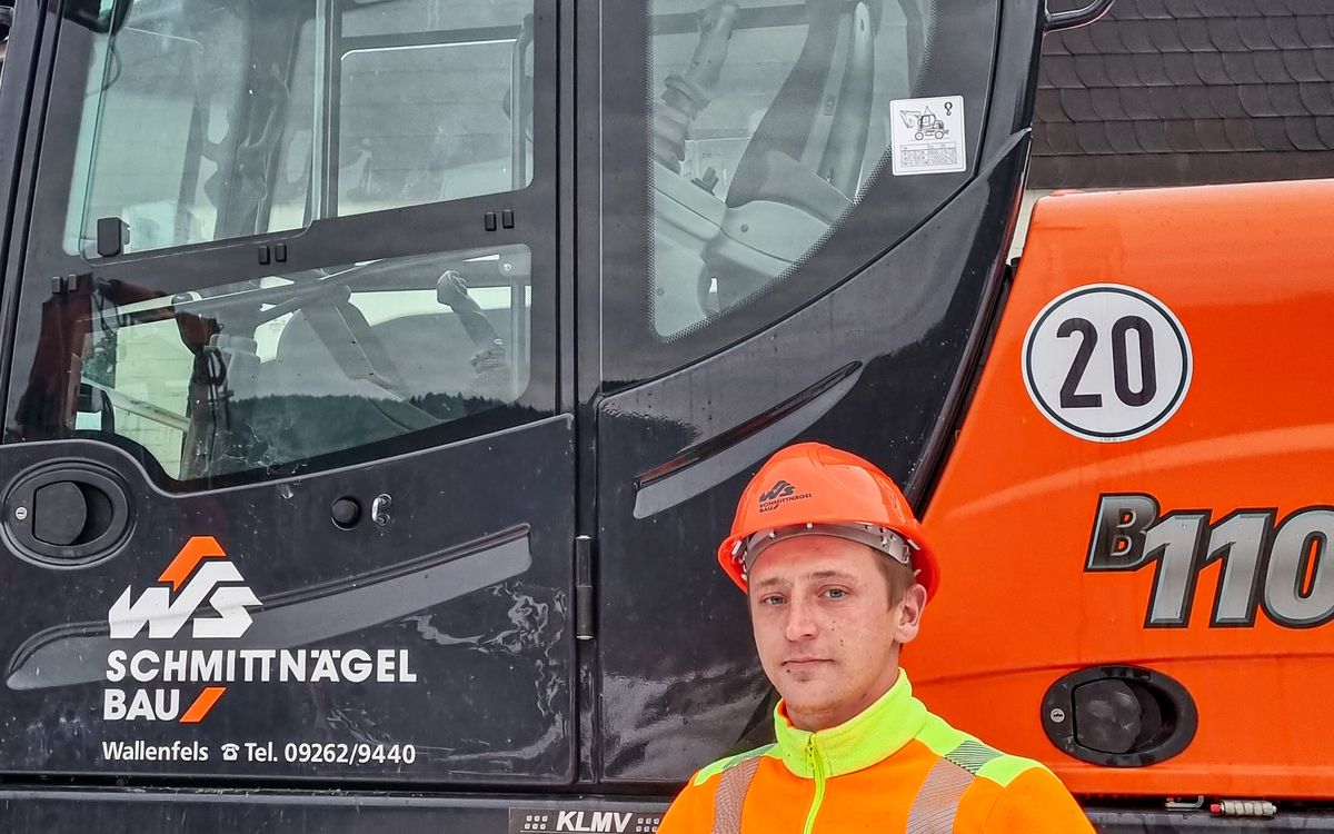 Mitarbeiter von Schmittnägel Bau arbeitet mit moderner Baumaschine